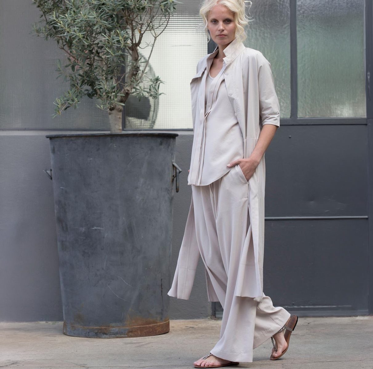 Frau in beigem Oversize-Look