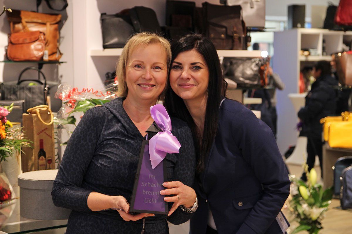Claudia Weigel und Julia Schulz im Geschäft