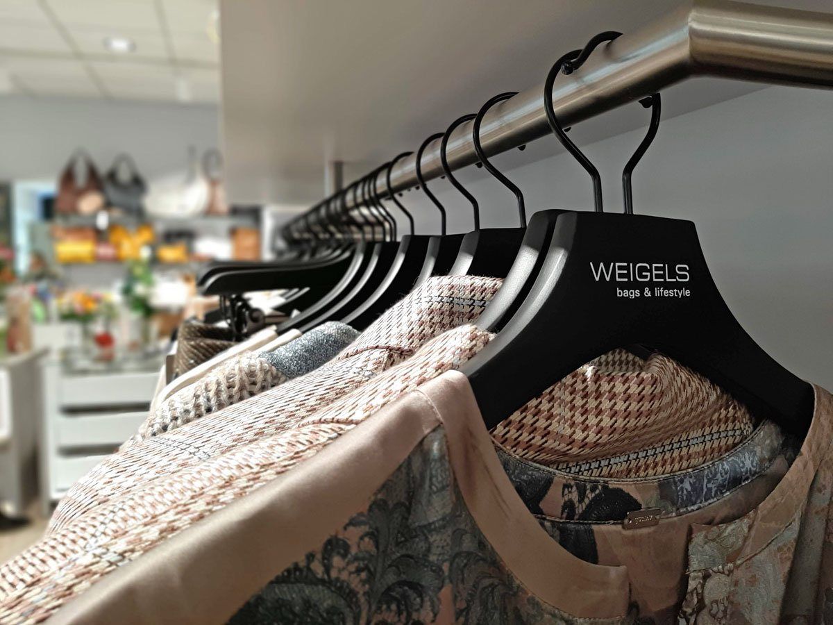 Kleiderbügel mit WEIGELS-Logo im Geschäft